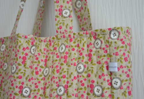 Cabas blanc fleuri matelassé avec poche plaquée extérieure, poche zippée intérieure, doublure coton rose uni, sac artisanal fait main