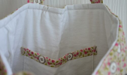 Cabas blanc fleuri matelassé avec poche plaquée extérieure, poche zippée intérieure, doublure coton rose uni, sac artisanal fait main