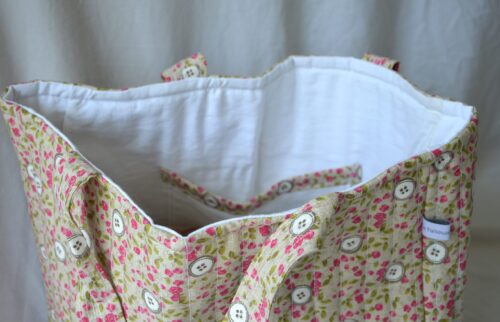 Cabas blanc fleuri matelassé avec poche plaquée extérieure, poche zippée intérieure, doublure coton rose uni, sac artisanal fait main
