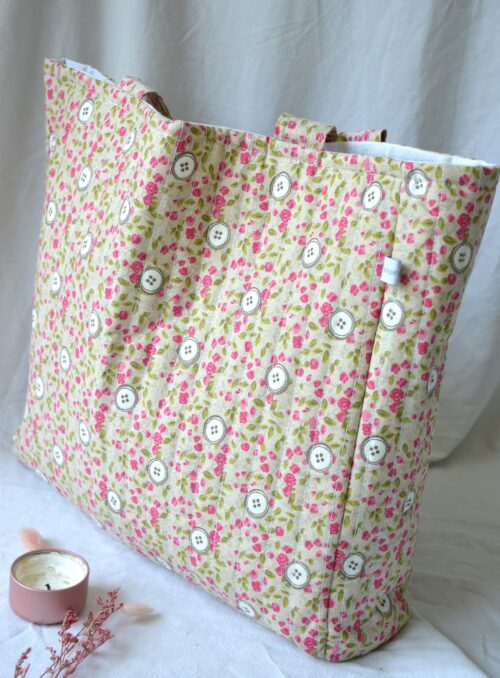 Cabas blanc fleuri matelassé avec poche plaquée extérieure, poche zippée intérieure, doublure coton rose uni, sac artisanal fait main