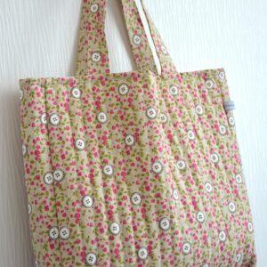 Cabas blanc fleuri matelassé avec poche plaquée extérieure, poche zippée intérieure, doublure coton rose uni, sac artisanal fait main