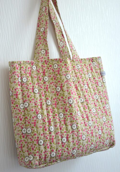Cabas blanc fleuri matelassé avec poche plaquée extérieure, poche zippée intérieure, doublure coton rose uni, sac artisanal fait main