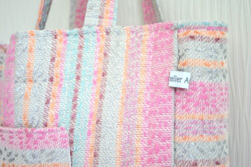 Cabas pastel matelassé avec poche plaquée extérieure, poche zippée intérieure, doublure coton blanc à pois, sac artisanal fait main