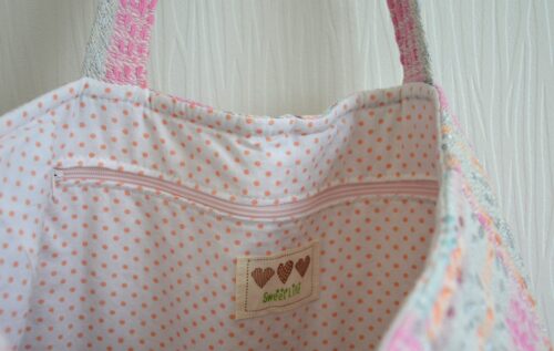 Cabas pastel matelassé avec poche plaquée extérieure, poche zippée intérieure, doublure coton blanc à pois, sac artisanal fait main
