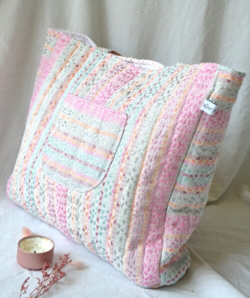Cabas pastel matelassé avec poche plaquée extérieure, poche zippée intérieure, doublure coton blanc à pois, sac artisanal fait main