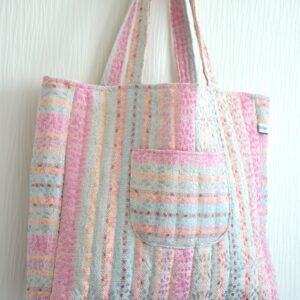 Cabas pastel matelassé avec poche plaquée extérieure, poche zippée intérieure, doublure coton blanc à pois, sac artisanal fait main