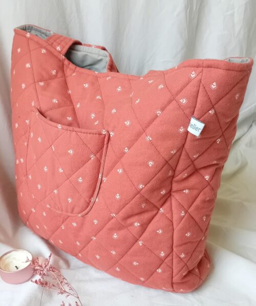 Cabas rouge matelassé avec poche plaquée extérieure, poche zippée intérieure, doublure coton gris uni, sac artisanal fait main