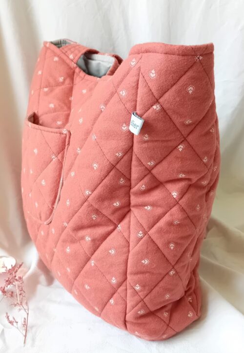 Cabas rouge matelassé avec poche plaquée extérieure, poche zippée intérieure, doublure coton gris uni, sac artisanal fait main