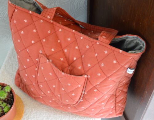 Cabas rouge matelassé avec poche plaquée extérieure, poche zippée intérieure, doublure coton gris uni, sac artisanal fait main