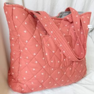 Cabas rouge matelassé avec poche plaquée extérieure, poche zippée intérieure, doublure coton gris uni, sac artisanal fait main