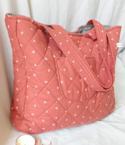Cabas rouge matelassé avec poche plaquée extérieure, poche zippée intérieure, doublure coton gris uni, sac artisanal fait main