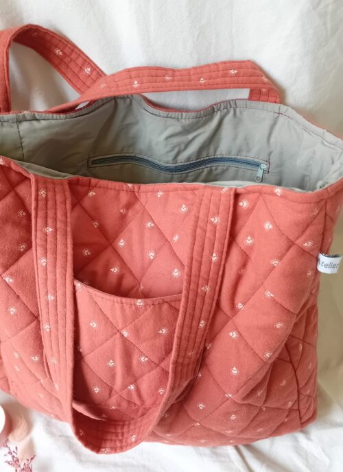 Cabas rouge matelassé avec poche plaquée extérieure, poche zippée intérieure, doublure coton gris uni, sac artisanal fait main