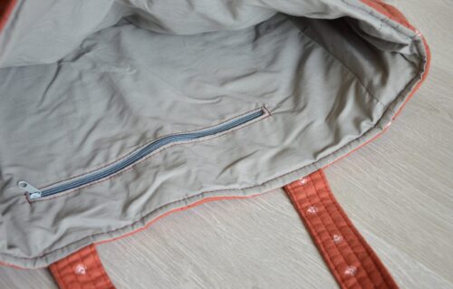 Cabas rouge matelassé avec poche plaquée extérieure, poche zippée intérieure, doublure coton gris uni, sac artisanal fait main