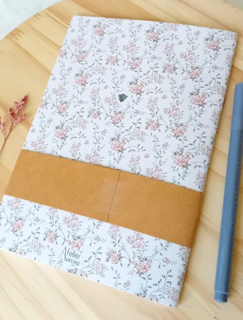 Carnet A5 fait main style Jane Austen, couverture imprimé fleuri, 36 pages lignées. Papeterie artisanale