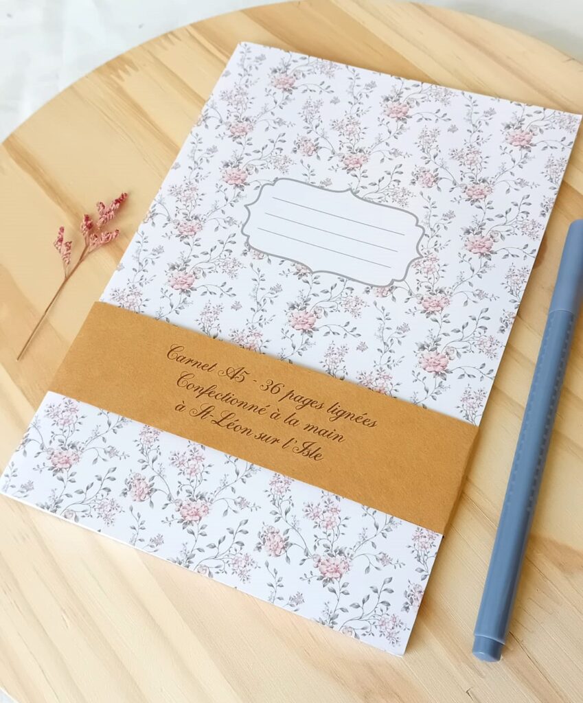 Carnet A5 Jane Austen face Carnet A5 fait main style Jane Austen, couverture imprimé fleuri, 36 pages lignées. Papeterie artisanale