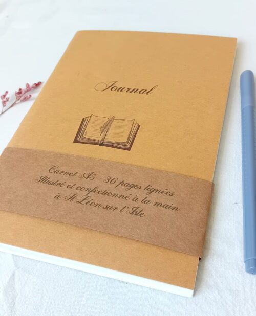 Carnet A5 fait main, couverture craft illustrée d'un livre ancien, 36 pages lignées. Papeterie artisanale