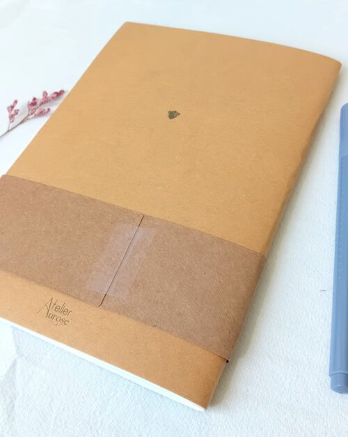 Carnet A5 fait main, couverture craft illustrée d'un livre ancien, 36 pages lignées. Papeterie artisanale