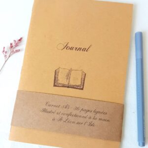 Carnet A5 fait main, couverture craft illustrée d'un livre ancien, 36 pages lignées. Papeterie artisanale