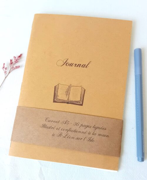 Carnet A5 fait main, couverture craft illustrée d'un livre ancien, 36 pages lignées. Papeterie artisanale