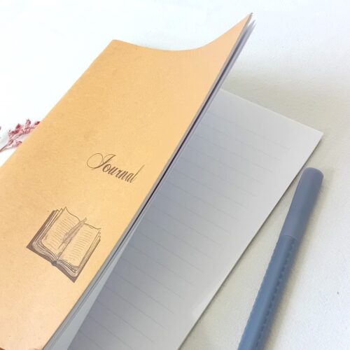 Carnet A5 fait main, couverture craft illustrée d'un livre ancien, 36 pages lignées. Papeterie artisanale