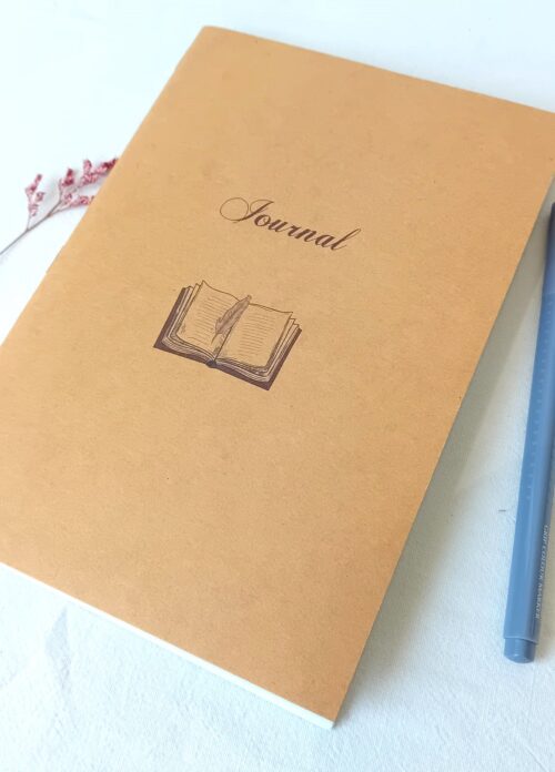 Carnet A5 fait main, couverture craft illustrée d'un livre ancien, 36 pages lignées. Papeterie artisanale