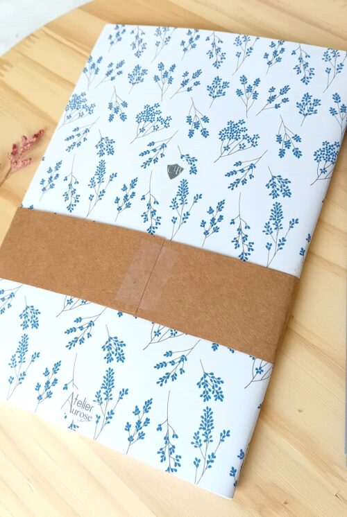 Carnet A5 fait main, couverture imprimée de petites fleurs bleues, 36 pages lignées. Papeterie artisanale, face