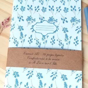 Carnet A5 fait main, couverture imprimée de petites fleurs bleues, 36 pages lignées. Papeterie artisanale, parfait pour journaling ou suivi de lecture