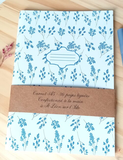 Carnet A5 fait main, couverture imprimée de petites fleurs bleues, 36 pages lignées. Papeterie artisanale, parfait pour journaling ou suivi de lecture