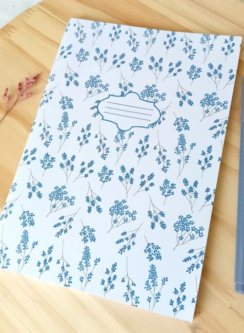Carnet A5 fait main, couverture imprimée de petites fleurs bleues, 36 pages lignées. Papeterie artisanale