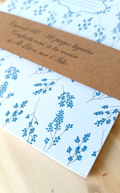 Carnet A5 fait main, couverture imprimée de petites fleurs bleues, 36 pages lignées. Papeterie artisanale