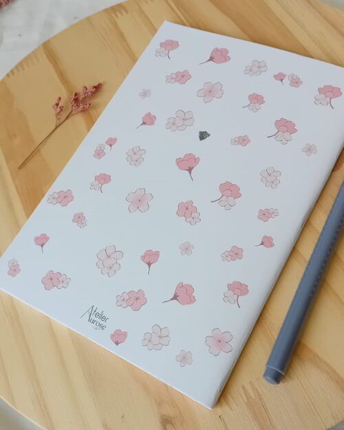 Carnet A5 fait main, couverture illustré de fleurs de cerisiers, 36 pages lignées. Papeterie artisanale