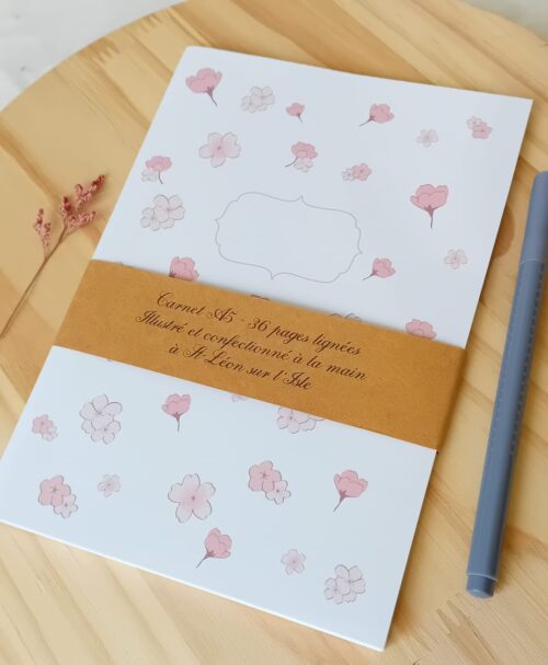 Carnet A5 fait main, couverture illustré de fleurs de cerisiers, 36 pages lignées. Papeterie artisanale