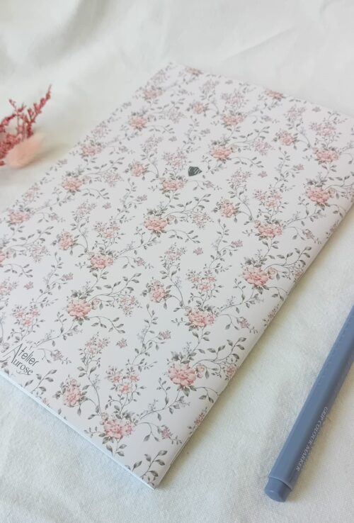 Coffret lecture Jane Austen avec tote bag illustré, carnet A5 fleuri fait main, marque-page assorti, stickers cottage, thé, bougie et fiche de suivi lecture 2025, création artisanale.