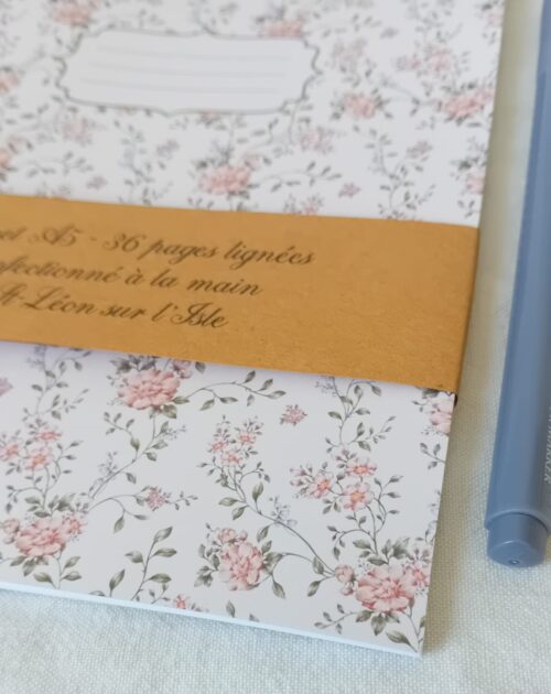 Coffret lecture Jane Austen avec tote bag illustré, carnet A5 fleuri fait main, marque-page assorti, stickers cottage, thé, bougie et fiche de suivi lecture 2025, création artisanale.