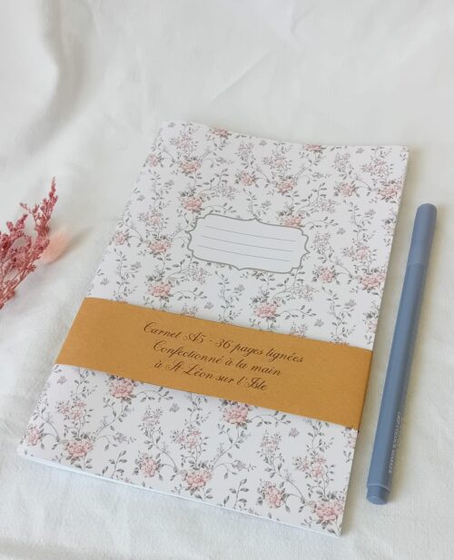 Coffret lecture Jane Austen avec tote bag illustré, carnet A5 fleuri fait main, marque-page assorti, stickers cottage, thé, bougie et fiche de suivi lecture 2025, création artisanale.