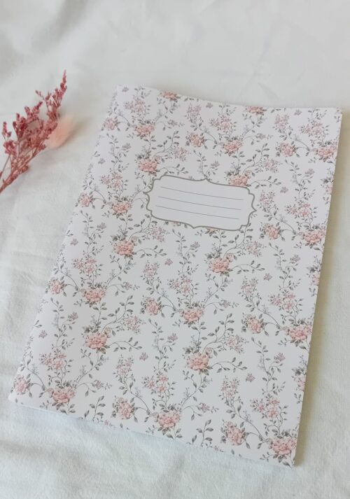 Coffret lecture Jane Austen avec tote bag illustré, carnet A5 fleuri fait main, marque-page assorti, stickers cottage, thé, bougie et fiche de suivi lecture 2025, création artisanale.