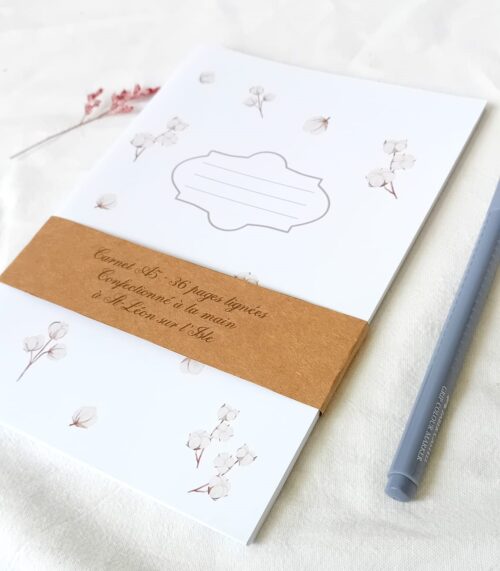 Carnet A5 fait main, couverture imprimée de fleurs de coton, 36 pages lignées. Papeterie artisanale, parfait pour journaling ou suivi de lecture