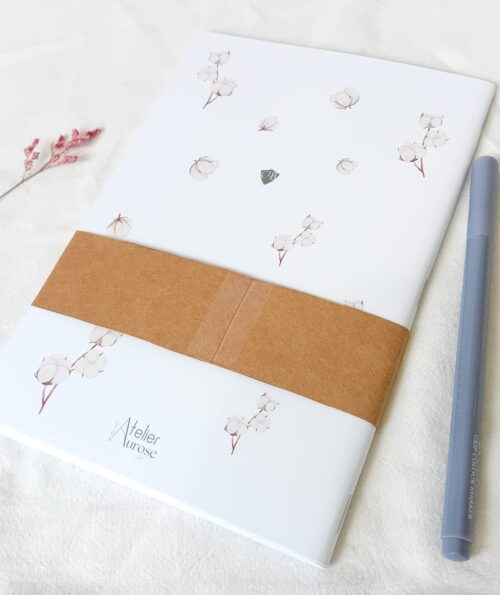Carnet A5 fait main, couverture imprimée de fleurs de coton, 36 pages lignées. Papeterie artisanale, parfait pour journaling ou suivi de lecture