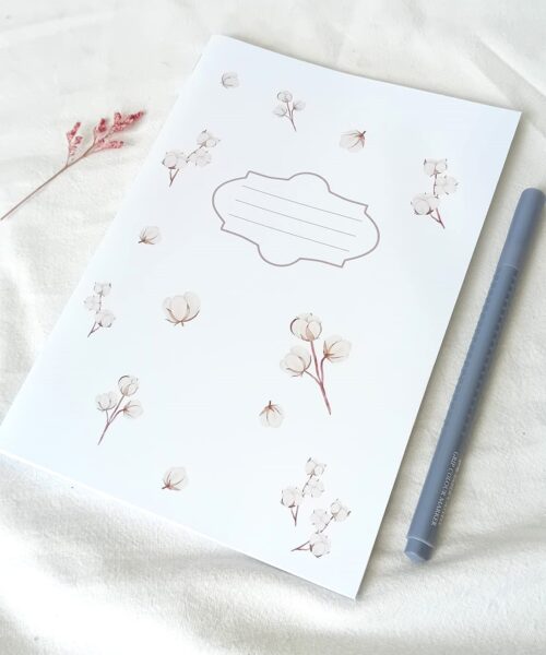 Carnet A5 fait main, couverture imprimée de fleurs de coton, 36 pages lignées. Papeterie artisanale, parfait pour journaling ou suivi de lecture