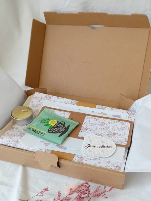Coffret lecture Jane Austen avec tote bag illustré, carnet A5 fleuri fait main, marque-page assorti, stickers cottage, thé, bougie et fiche de suivi lecture 2025, création artisanale.