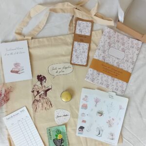 Coffret lecture Jane Austen avec tote bag illustré, carnet A5 fleuri fait main, marque-page assorti, stickers cottage, thé, bougie et fiche de suivi lecture 2025, création artisanale.