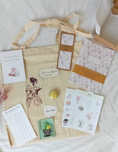 Coffret lecture Jane Austen avec tote bag illustré, carnet A5 fleuri fait main, marque-page assorti, stickers cottage, thé, bougie et fiche de suivi lecture 2025, création artisanale.
