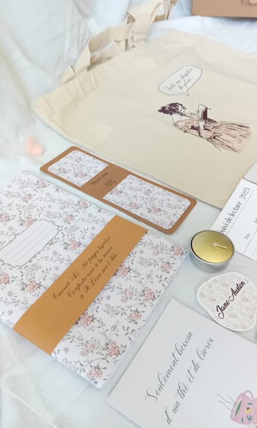 Coffret lecture Jane Austen avec tote bag illustré, carnet A5 fleuri fait main, marque-page assorti, stickers cottage, thé, bougie et fiche de suivi lecture 2025, création artisanale.