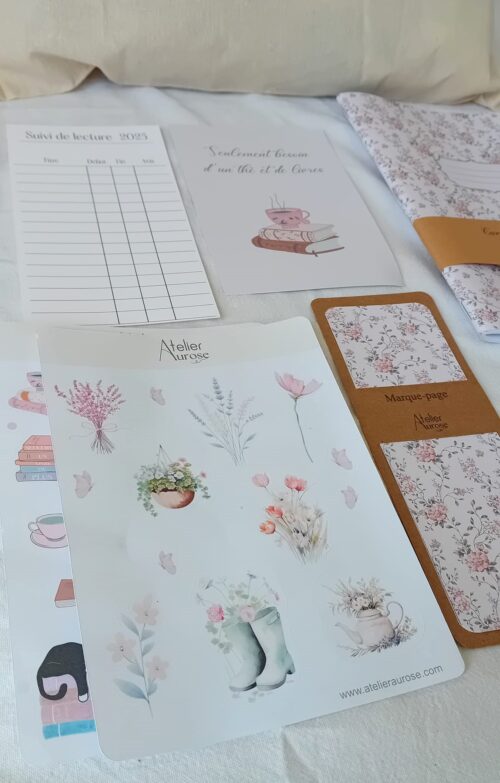 Coffret lecture Jane Austen avec tote bag illustré, carnet A5 fleuri fait main, marque-page assorti, stickers cottage, thé, bougie et fiche de suivi lecture 2025, création artisanale.