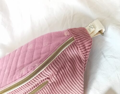 Sac banane Aurose en velours côtelé vieux rose, format XL, détail bouclerie