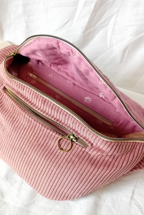 Sac banane Aurose en velours côtelé vieux rose, format XL ouvert