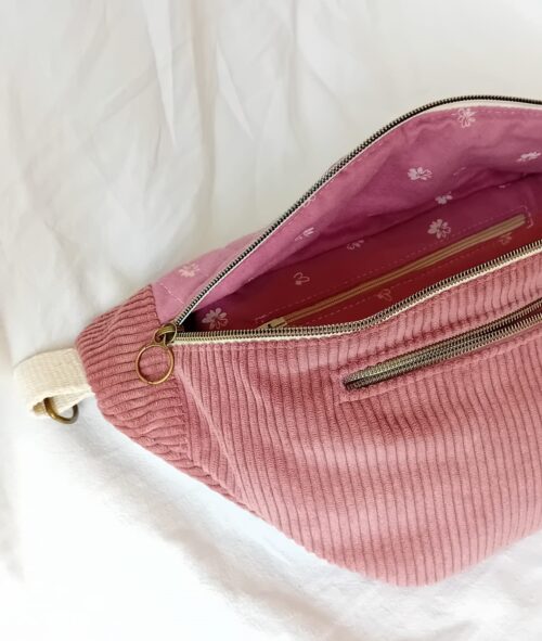 Sac banane Aurose en velours côtelé vieux rose, format XL, détail