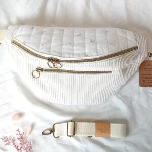 Sac banane XL écru, grand compartiment principal, poche zippée extérieure, compartiment intérieur zippé, sangle coton, fabrication artisanale fait main.