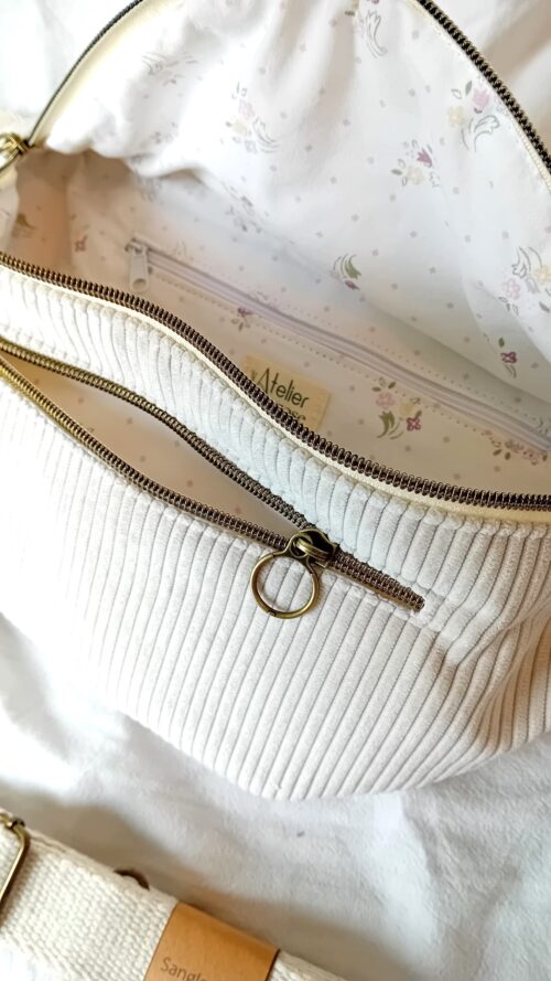 Sac banane XL écru grand compartiment principal, poche zippée extérieure, compartiment intérieur zippé, sangle coton, fabrication artisanale fait main.