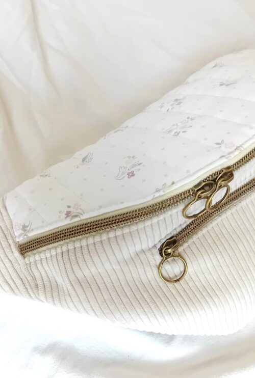Sac banane XL écru, grand compartiment principal, poche zippée extérieure, compartiment intérieur zippé, sangle coton, fabrication artisanale fait main.